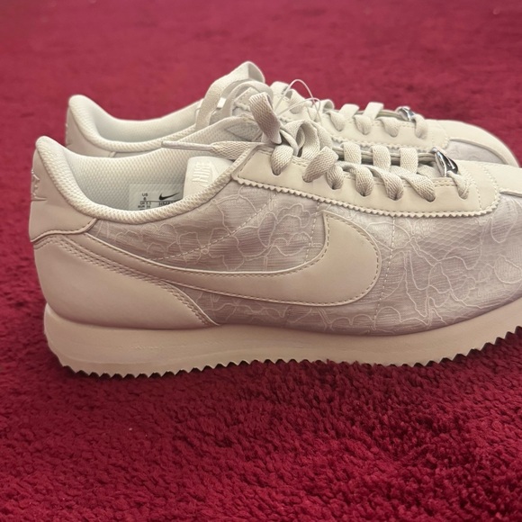 Nike WOMENS LIFESTYLE SHOE CORTEZ White Sneakers Size 8 NIB - Picture 4 of 12
